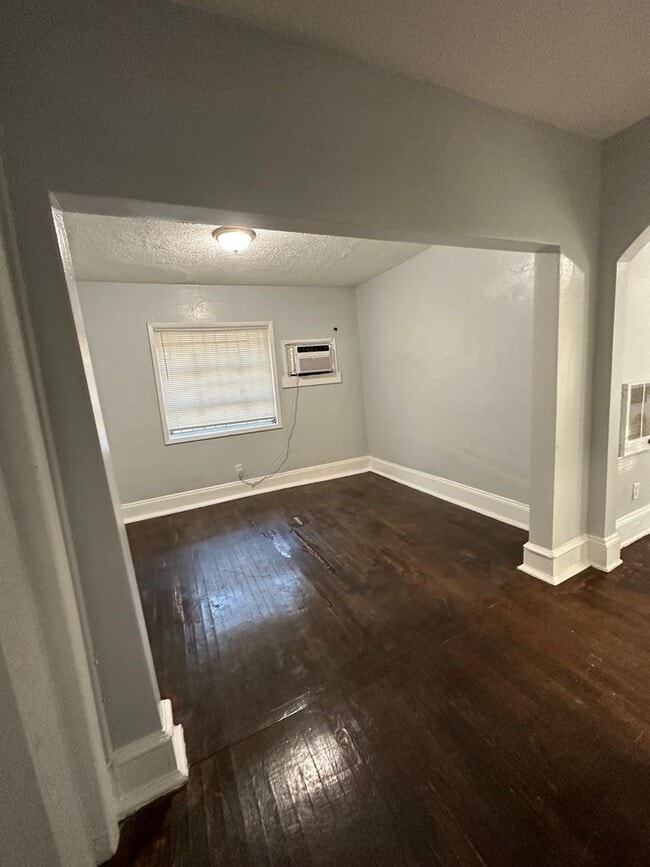 Building Photo - Fully Renovated 2/1 Single Family Ready to Move In!!!