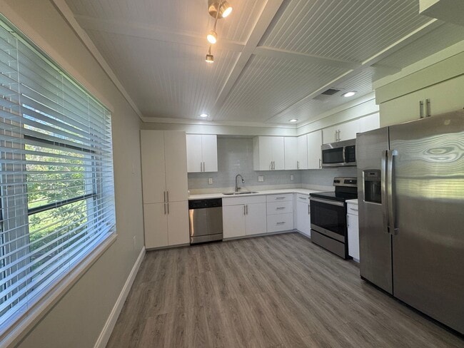 Building Photo - AVAILABLE NOW!  2 Bedroom 2 Bath Duplex with 1 Car Garage!