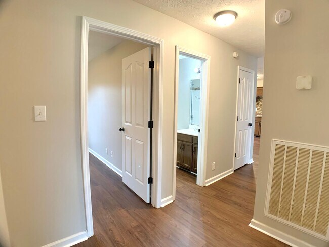 Building Photo - 685 Foxfield Dr