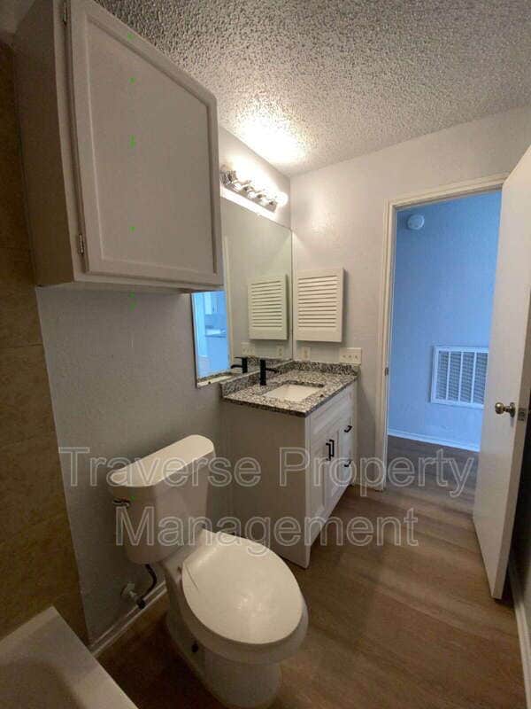 Building Photo - 209 Hickory Springs Dr