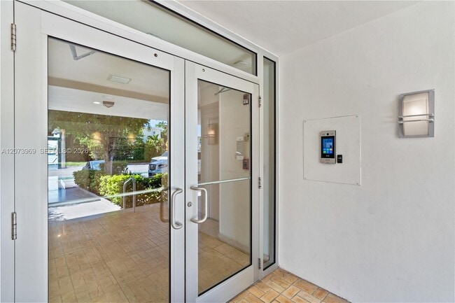 Building Photo - 9250 W Bay Harbor Dr