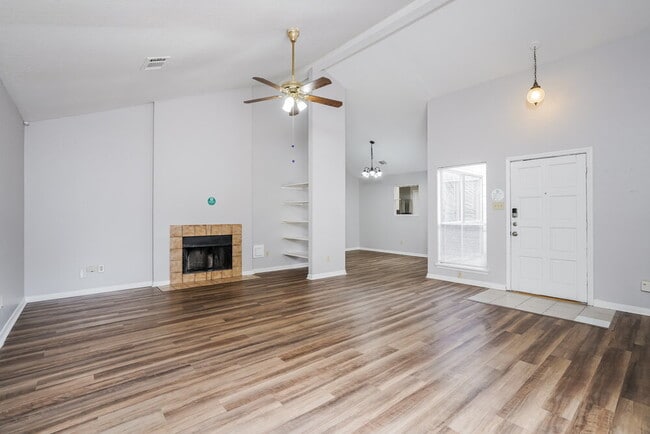 Building Photo - 6862 Heather Hollow Dr