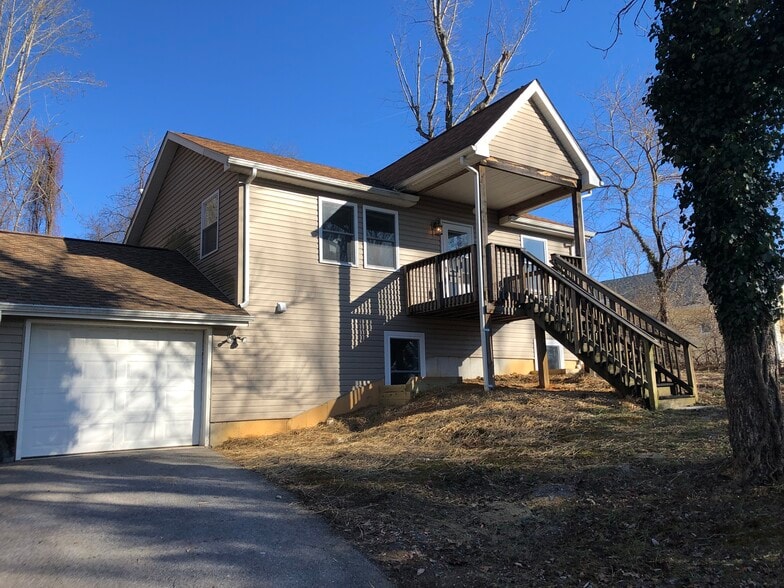 Front of House - 1503 Grissom Ln