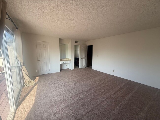 Building Photo - SPACIOUS 4 BEDROOM 3 BATH HOME