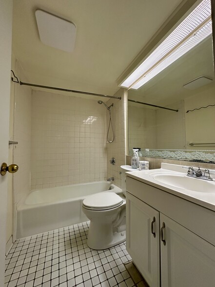 Building Photo - 85 Brainerd Rd