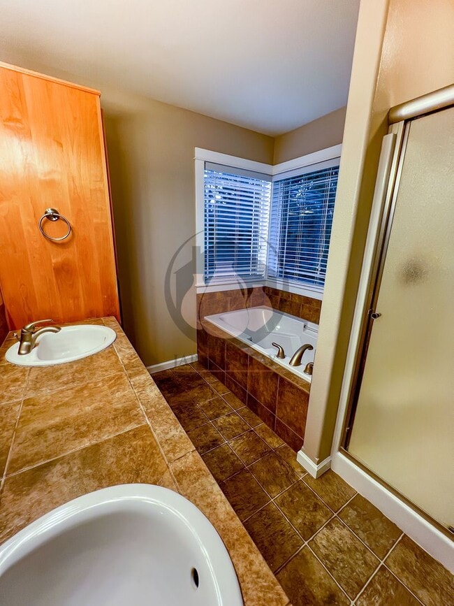 Building Photo - Luxurious Spacious Keizer Home -