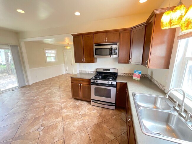 Building Photo - 2 Bedroom Home Available Near Pikes Peak Ave & S Institute St!