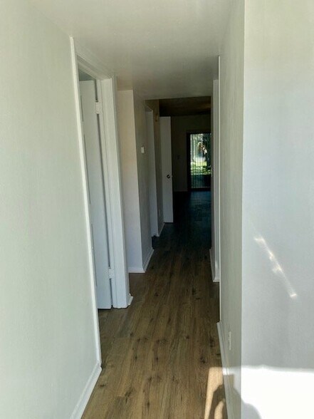 Building Photo - 420 Breakwater Dr