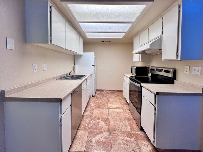 Building Photo - $1,595 Shields & Fowler, 3 Bedroom - E. Shields Ave #118, Fresno / Gated Community