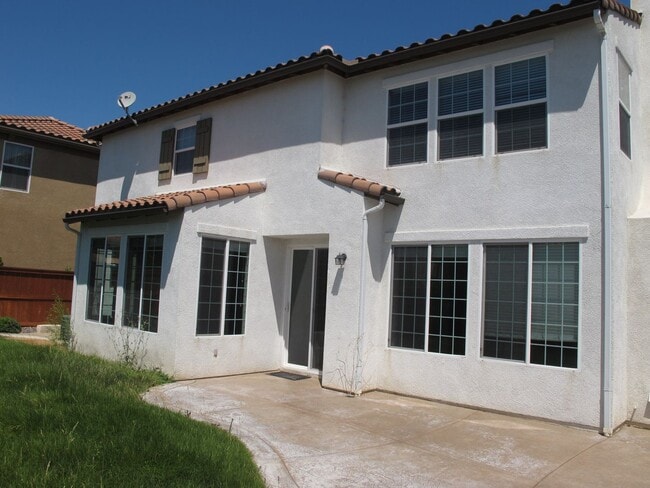 Building Photo - Four Bedroom Three Bathroom Home in the Ha...