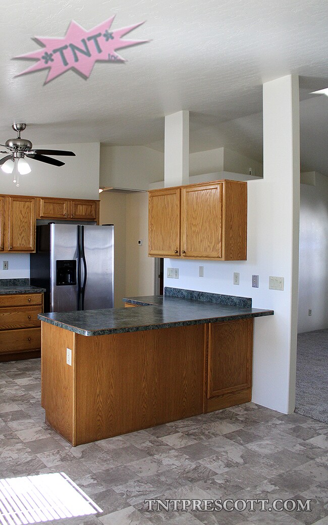 Building Photo - Home in Cliff Rose HOA ~ Winter Special!!