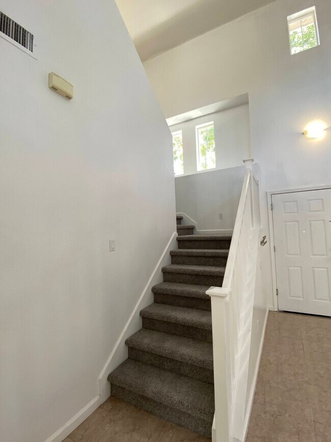 Building Photo - Two Story, Three Bedrooms, Two And A Half Bathrooms In Brookside