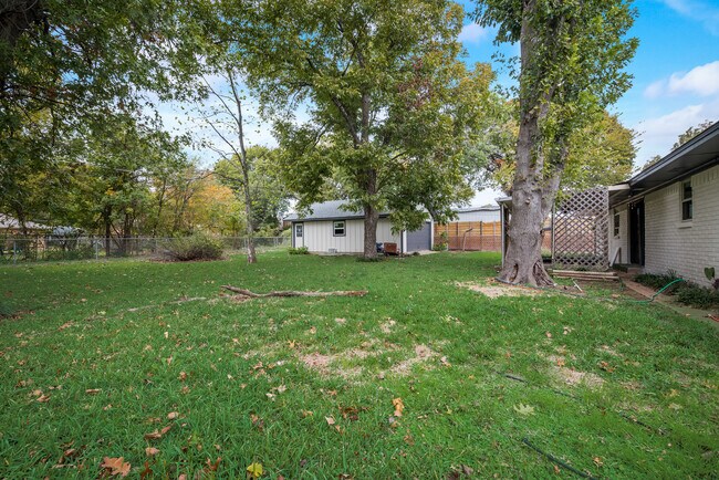 Building Photo - 611 Ray Andra Dr