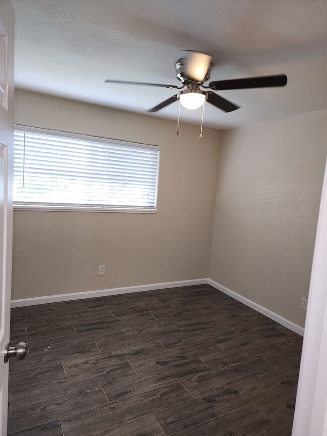 Building Photo - Recently Updated -  2 Bedroom 1 Bathroom O...