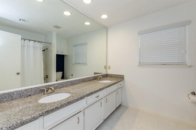 Building Photo - 2815 Field Line Dr