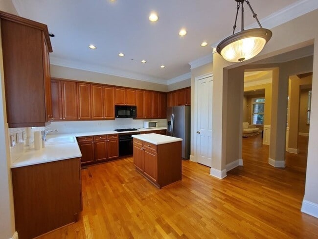 Building Photo - 1044 Emory Parc Pl