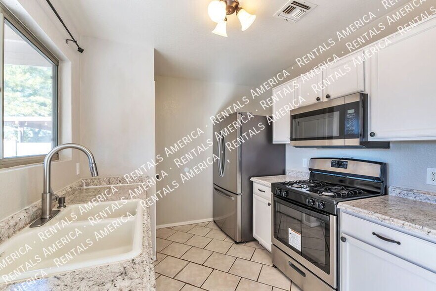 Building Photo - 6244 S Sarah Elizabeth Dr