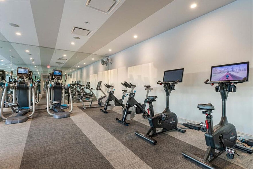 Building Photo - 57 Bank St