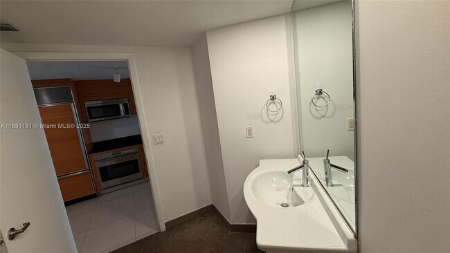 Building Photo - 475 Brickell Ave
