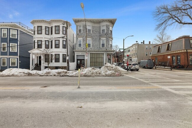 Building Photo - 921-923-923 E Broadway