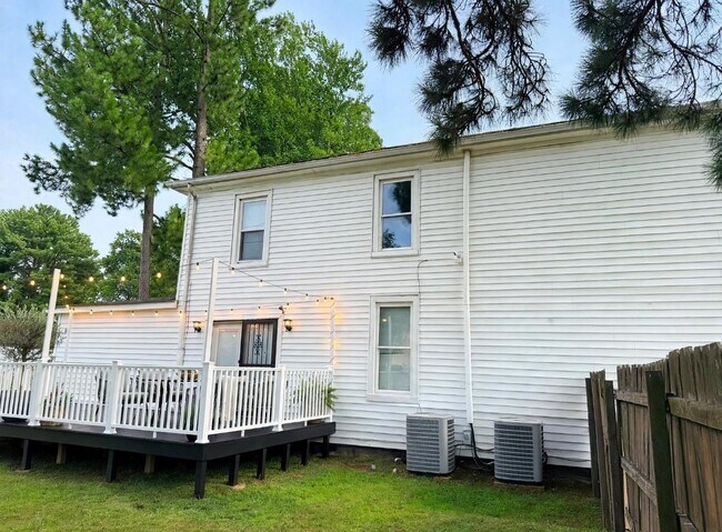 Building Photo - 1701 Des Moines Ave
