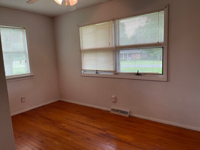 Building Photo - 102 Oaklawn Cir