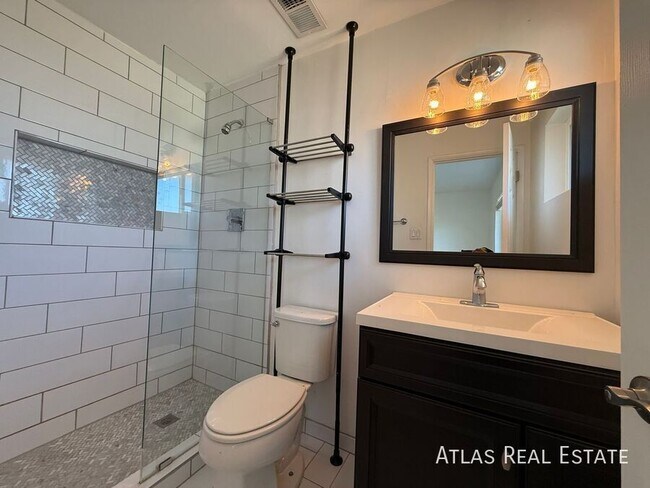 Building Photo - 6820 E Pinchot Ave