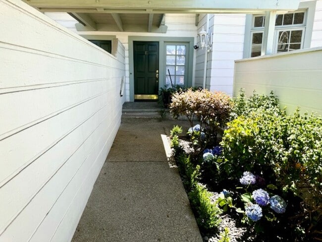 Building Photo - Tri-level townhome in highly desirable Dia...