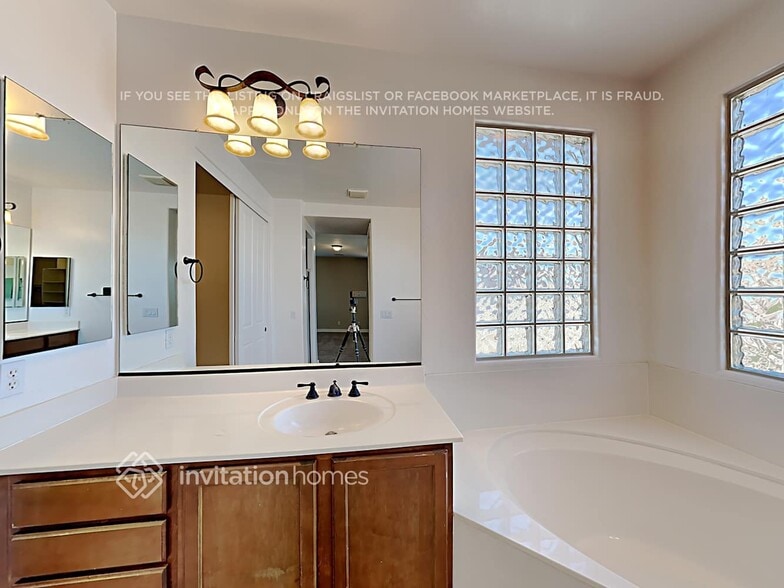 Building Photo - 13549 N 152nd Dr