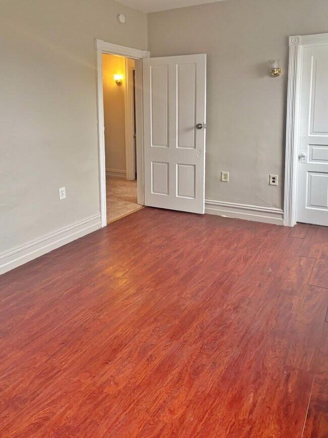 Building Photo - Spacious 5-Bed, 1-Bath, 1,890 sqt