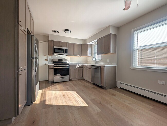 Building Photo - 300 S Austin Blvd