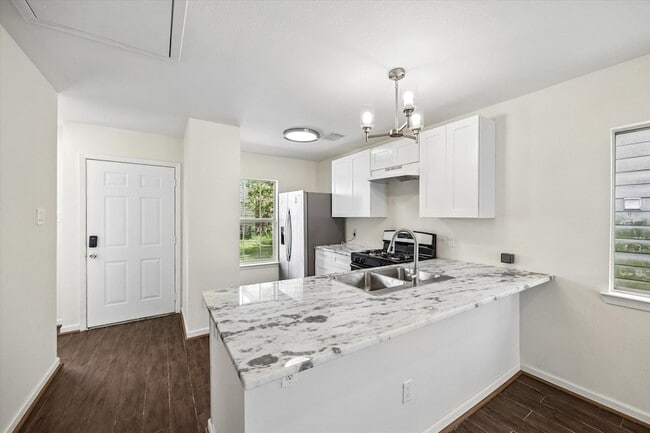 Building Photo - 6106 Settlers Lake Cir E