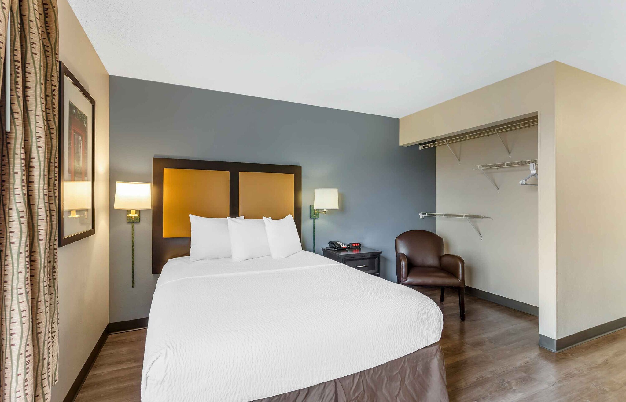 Building Photo - Furnished Studio-Chicago - Naperville - East
