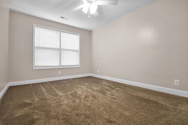 Building Photo - Pet Friendly Three Bedroom!