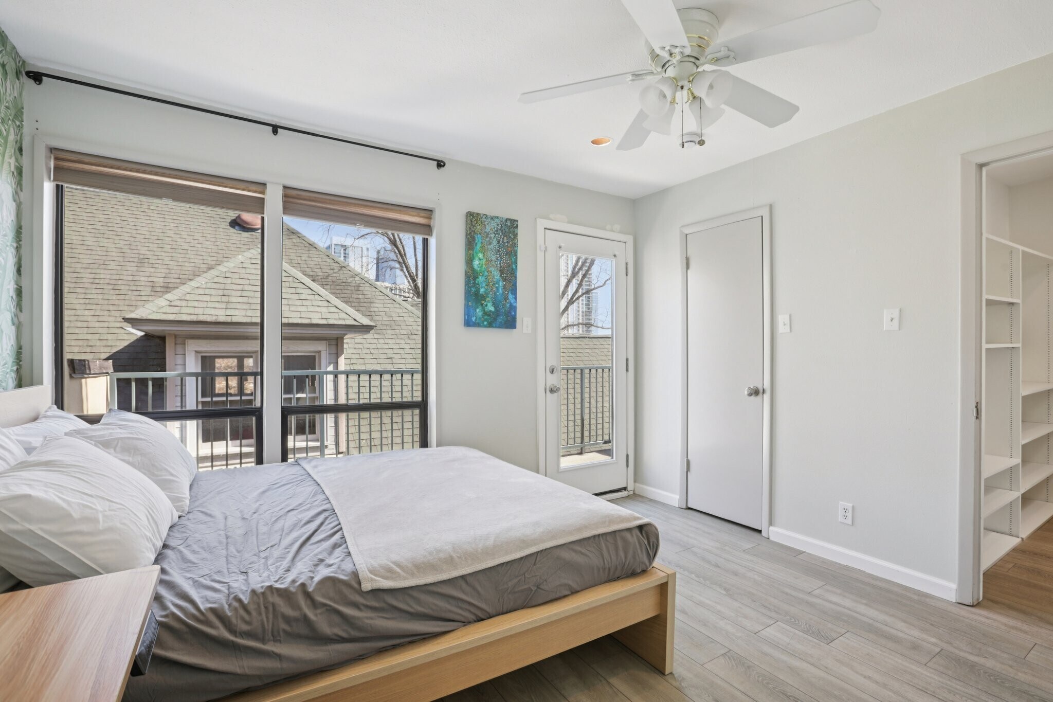 Building Photo - 1106 W 6th St