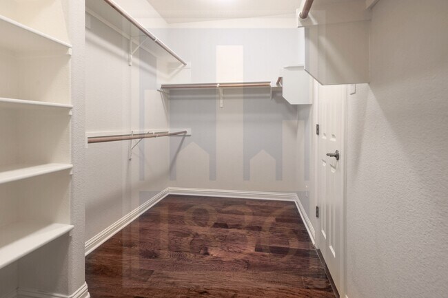 Building Photo - 2702 Lovett Ln