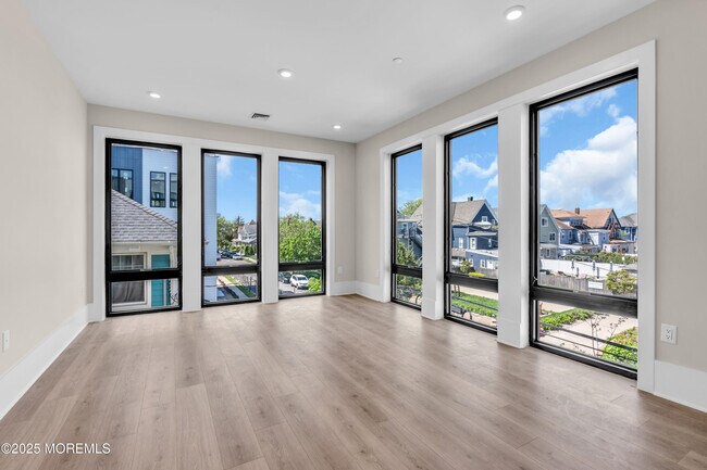 Building Photo - 218 3rd Ave
