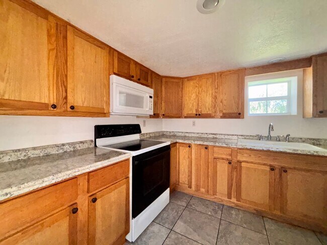 Building Photo - 1/1 Bottom level Duplex!