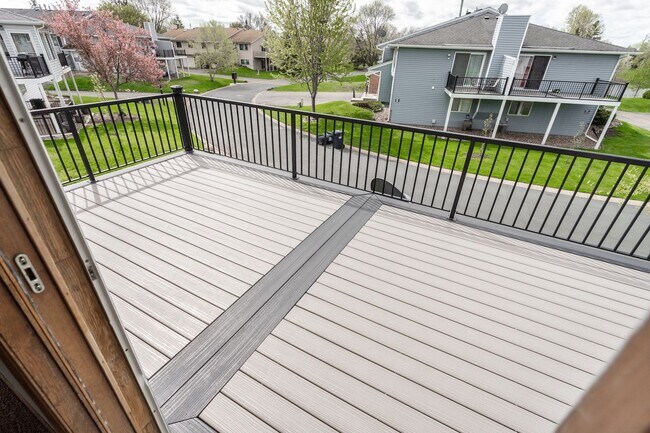 Building Photo - Lovely 3 Bedroom 2 Bath Townhome in Apple ...