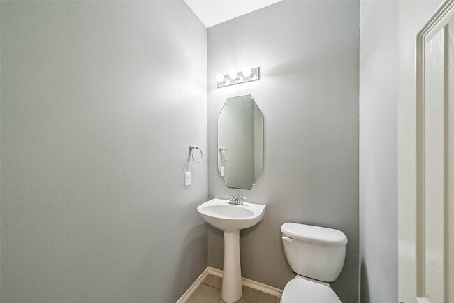 Building Photo - 8726 Old Maple Ln