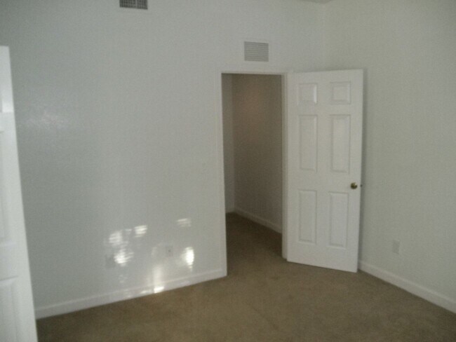 Building Photo - Shoma Townhomes