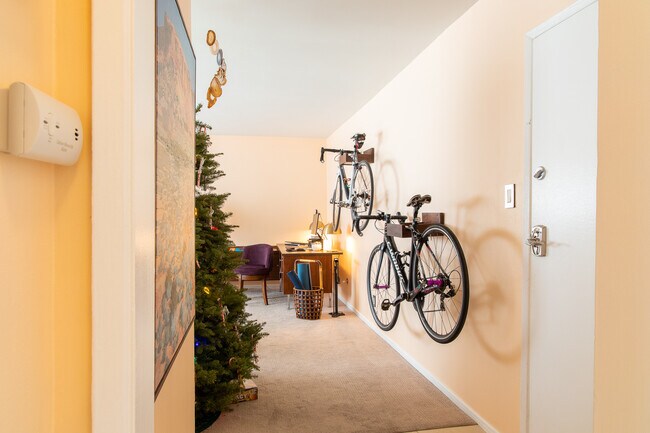 Building Photo - 960 Larrabee St