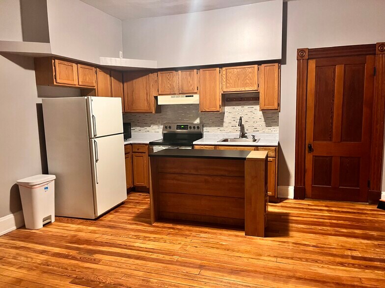 Building Photo - 133 Parker St