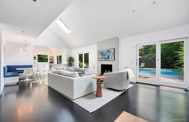 Building Photo - 8 Fox Glove Rd