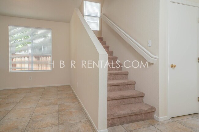 Building Photo - Charming 4-Bed, 2.5-Bath Home in Tracy’s E...