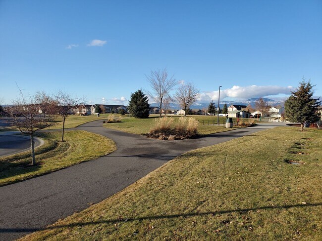 Building Photo - Beautiful 4 bedroom 3 bath home in the Landings!