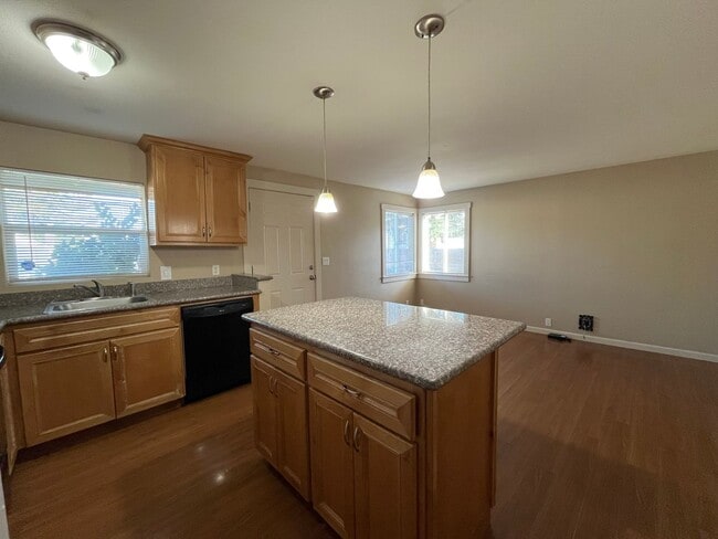 Building Photo - Updated and Bright 3 Bedroom 2 Bath Home in NE Portland (PDX/Columbia River)