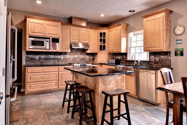 Building Photo - Spacious and Updated Yorktown Home