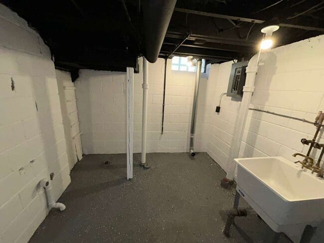 Building Photo - Renovated 3 Bedroom Colonial