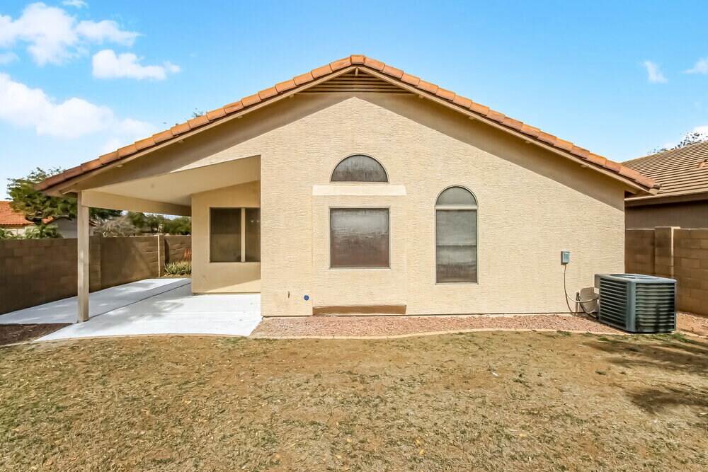 Building Photo - 477 E Devon Dr